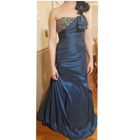 Prom dress - Picture 1 of 8